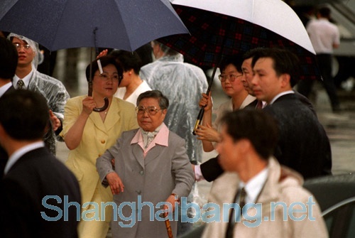 1997년 6월 30일 오후 줘린 여사는 중국정부 대표단의 한 사람으로 홍콩반환이라는 역사적인 의식에 참석했다. ‘1국 2체제’의 창시자 덩사오핑을 대신해, 생전에 내 나라 홍콩 땅을 밟고 싶다는 남편의 소망을 대신 이뤘다.