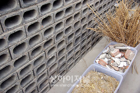 원촨성 대지진 잔해로 벽돌로 제조하는 프로젝트