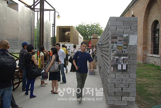 2008년_베니스비엔날레_중국관, 원촨성 대지진의 잔해로 벽돌로 만듦.