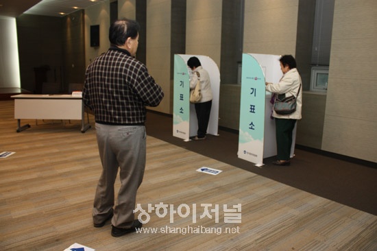 지난 14,15일 실시된 재외국민 모의선거에 참여하고 있는 상하이 교민들