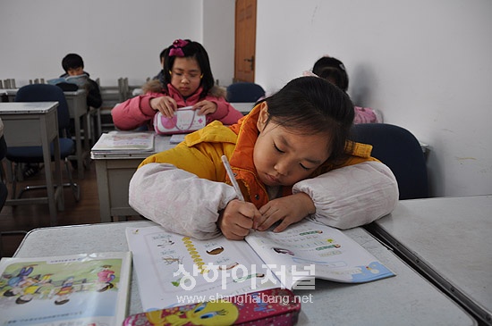 사진설명: 闵行区虹桥镇구역학교에 개설된 조선족 주말학교