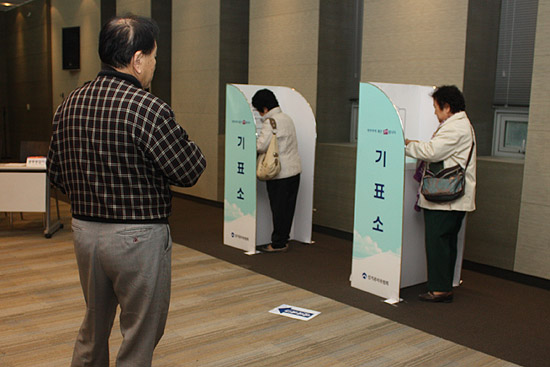 지난해 11월 실시된 재외모의선거 기간 상하이총영사관 투표소에서 기표하고 있는 교민
