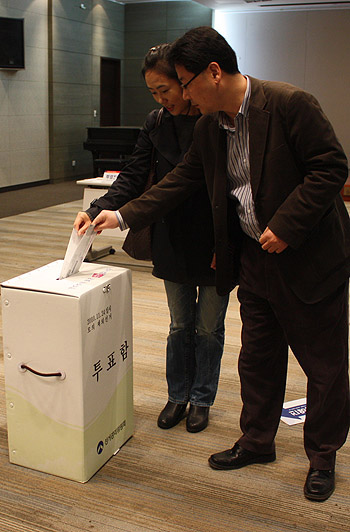 지난 11월 실시된 재외모의선거(상하이총영사관 투표소)