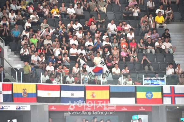 경기장 곳곳에 자리한 한국 응원단