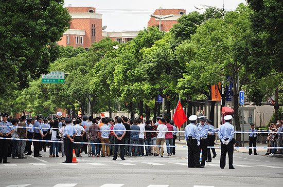 중국 반일시위대가 상하이 일본영사관 앞에서 