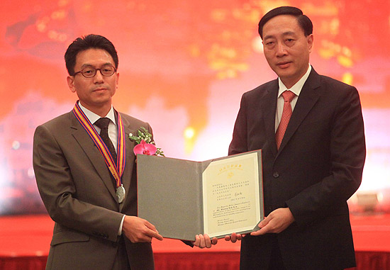 범한판토스 김병록 사업부장이 상하이시로부터 백옥란기념상을 수상하고 있다.