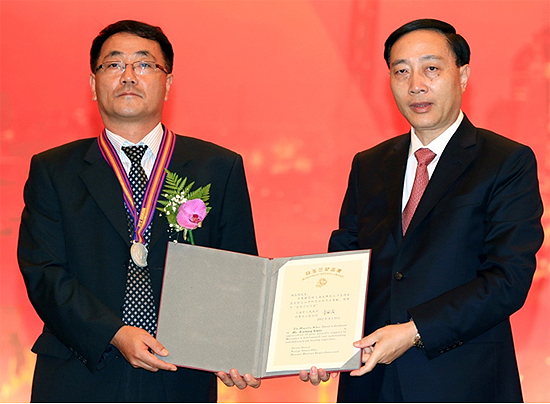 현대모비스 권태봉 법인장이 상하이시로부터 백옥란기념상을 수상하고 있다.