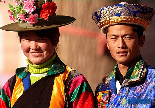 모자가 포인트. 투족(土族)전통의상