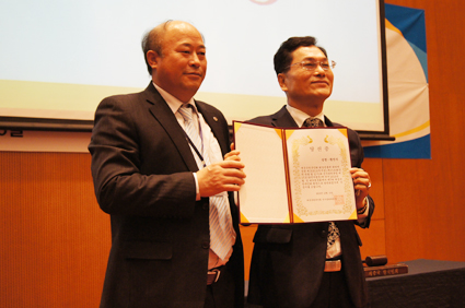 황찬식(사진 오른쪽) 당선자가 권오철 선관위원장에게 당선증을 받고 있다.