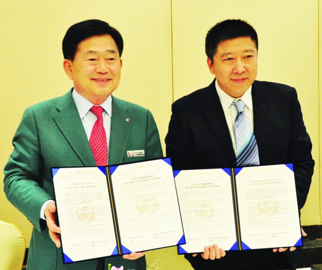 상하이환도여유투자유한공사 펑하이빈(彭海斌) 총경리(오른쪽)와 MOU 체결 