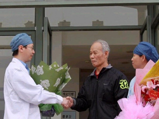 [사진설명=지난 2일 고열로 병원을 찾아 H7N9 조류 인플루엔자 감염 확진자 판정을 받았던 상하이에 거주하는 65세 남성 양(杨)모씨(사진 중앙)가 완치 판정을 받고 18일 퇴원했다. ]