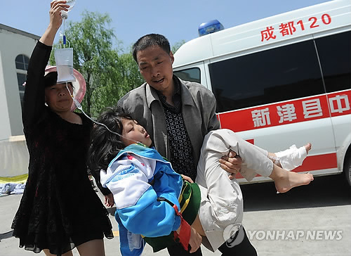 "조금만 참아라" 규모 7.0의 강진이 강타한 쓰촨성 야안시 루산현에서 20일(현지시간) 부상자가 응급진료소로 급히 옮겨지고 있다. 이번 지진으로 21일 오전 0시 현재 160여명이 사망하고 6천700여명이 부상했으며 파괴된 가옥만도 1만여채에 이르는 것으로 집계됐다.