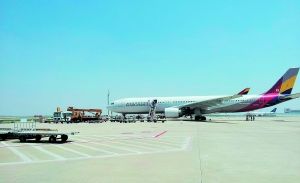웨이보 사진자료:  아시아나항공, 푸둥공항 기름유출로 인해 견인