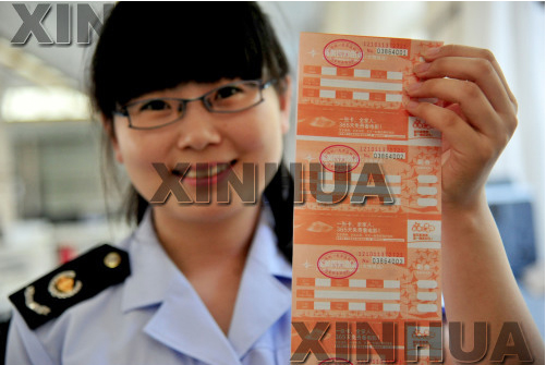 7월 30일, 랴오닝성(辽宁省) 다둥구(大东区) 국가세무국 소속 공무원이 영화업계에서 사용되는 증치세 전용계산서를 보여주고 있다.