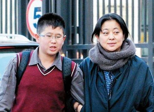 ▲ 중국 유명 방송인 니핑(倪萍)과 그녀의 아들