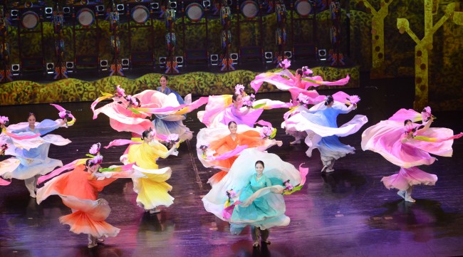 꽃춤, 부채춤, 진도북춤, 바라춤 등 한국의 미를 알리는 공연 '꽃의 전설'