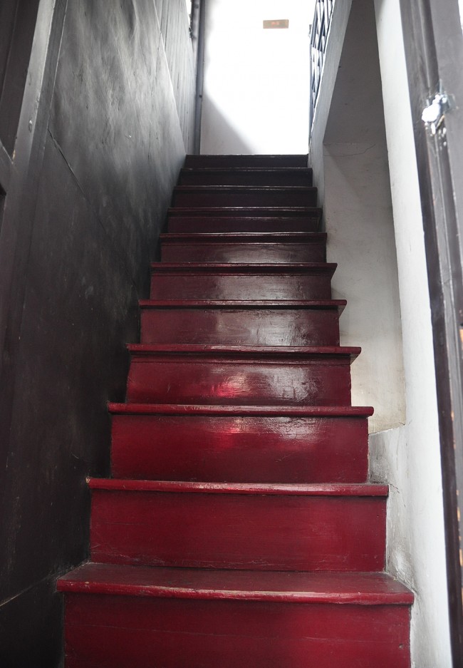 침실로 올라가는 가파른 계단