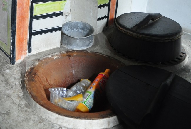 김구선생이 거주했던 자싱 피난처 주방 솥안에 쓰레기만 가득하다.