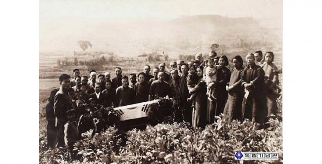 1942년 2월 송병조 선생의 장례식 날 유해안치 장면을 촬영