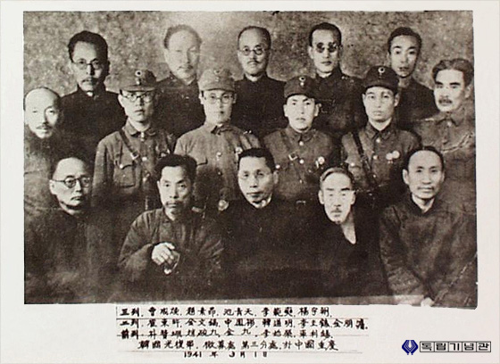 한국광복군 징모처 제3분처 사진(1941.3. 중국 중경) 제일 아랫줄 왼쪽부터 박찬익, 조완구, 김구, 이시영, 차리석 순이다
