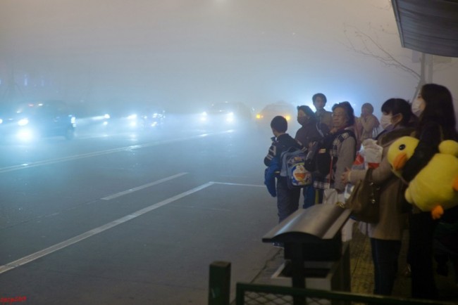 지난 5일 저녁 상하이 전역에 초미세먼지(PM2.5) 지수가 심각한 수준을 보인 가운데 시민들이 버스를 기다리고 있다.