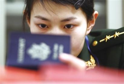[사진= 칭다오출입국관리소 관계자가 외국인 입국자의 여권을 확인하고 있다]