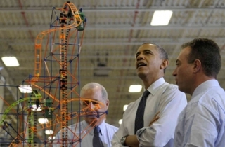 ▲ 2012년 미국 펜실베이니아주 햇필드에 위치한 장난감 제조업체 케이넥스의 제조 공장을 찾은 버락 오바마(가운데) 미 대통령