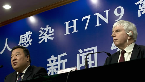 세계보건기구(WHO) 마이클 올리리 중국책임자(오른쪽)와 중국 량완니엔 H7N9형 AI 방역 책임자가 지난해 4월 베이징에서 공동 기자회견을 갖는 모습.