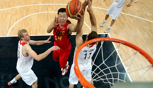 최초의 중국 출신 미국프로농구(NBA) 선수였던 왕즈즈(가운데).