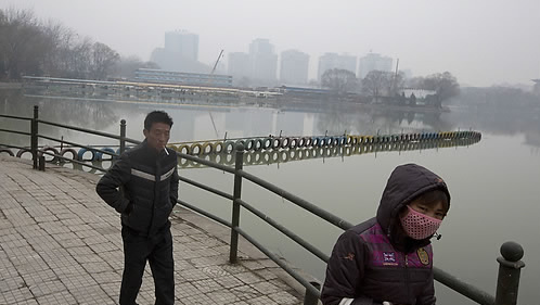 "스모그가 너무 심해"  스모그로 시야가 뿌옇게 흐려진 베이징의 호숫가를 사람들이 걷고 있다.