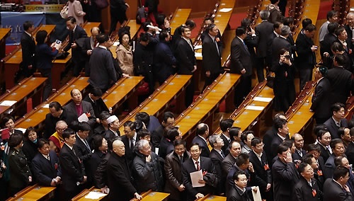  중국 베이징 인민대회당에서 중국 최고 국정자문기관인 전국인민정치협상회의(정협) 폐막식이 끝나자 위원들이 회의장을 떠나고 있다.