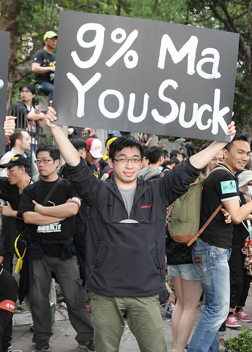 30일 오후 대만 타이베이 총통부 앞 도로에서 중국과의 서비스무역협정 철회를 요구하는 대규모 집회가 열렸다. 