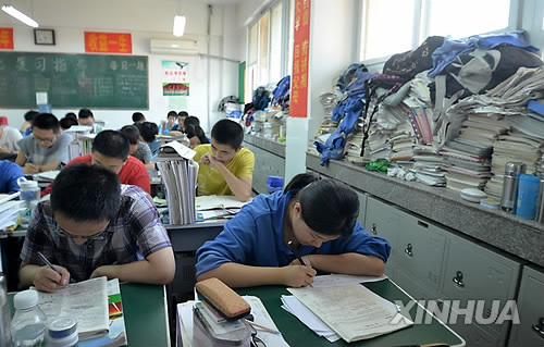 13일(현지시간) 중국 허베이성 한 중학교에서 학생들이 공부에 열중하고 있다.