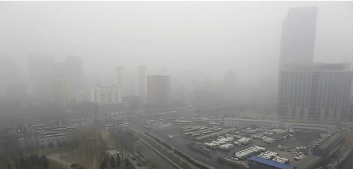 베이징의 스카이라인이 짙은 스모그에 사라졌다. 사진은 2014년2월26일 찍은 것