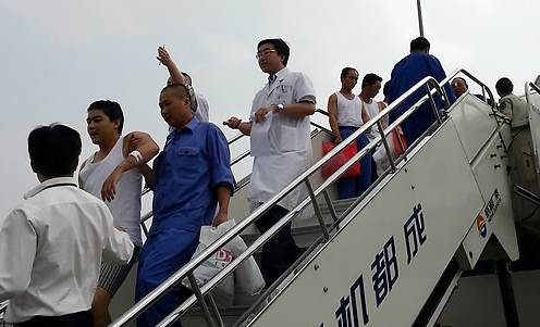 베트남의 반중 시위를 피해 항공기편으로 귀국한, 중국인들이 18일(현지시간) 남서부 쓰촨(四川)성 청두(成都) 공항에 도착하고 있다.