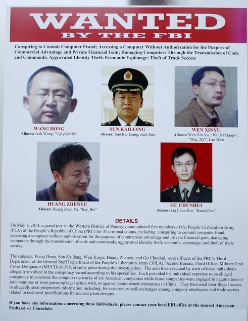 에릭 홀더 미국 법무장관은 19일(현지시간) 미 연방대배심이 중국 인민해방군 61398 부대소속 장교 5명을 사이버범죄 혐의로 기소했다고 밝혔다. 사진은 미 법무부 청사에 붙어 있는 이들 중국군 장교 5명의 수배 포스터