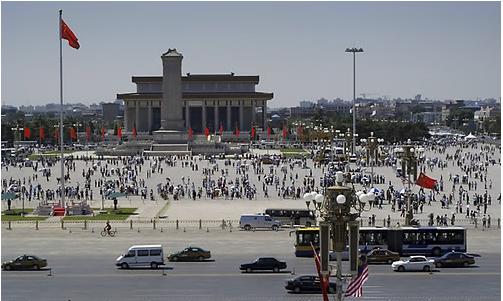 관광객들과 중국 공안원들이 베이징 시내 톈안먼(天安門) 광장을 메우고 있다.