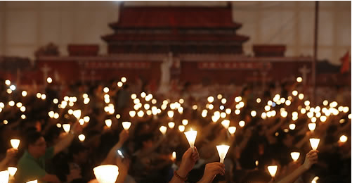 2012년 톈안먼(天安門) 민주화 운동 23주년을 맞아 홍콩의 빅토리아공원에서 십 수만명의 시민들이 당시 톈안먼 광장을 찍은 대형 사진을 배경으로 촛불시위를 벌이며 희생자들을 추모하고 있다.