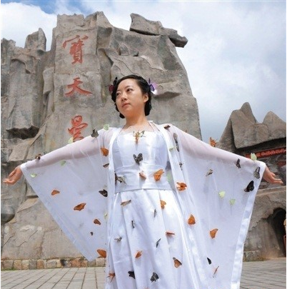 최근 중국 허난(河南)성 난양(南陽)의 한 관광지에서 나비를 주제로 한 축제가 개최된 가운데 살아있는 나비를 옷핀으로 의상에 고정한 패션쇼를 선보였다고 논란이 되고 있다. 흰색 드레스에 수십 마리의 나비들이 옷핀으로 고정한 '나비 선녀'로 출연한 여성의 모습.