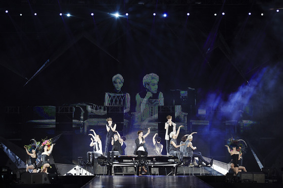 엑소가 중국 우한에서 열린 단독콘서트에서 1만여 팬들과 함께 호흡했다