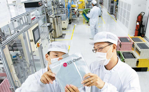 충북 청원군 LG화학 오창 전기차 배터리 공장에서 직원들이 생산된 배터리 셀을 검사하고 있다.
