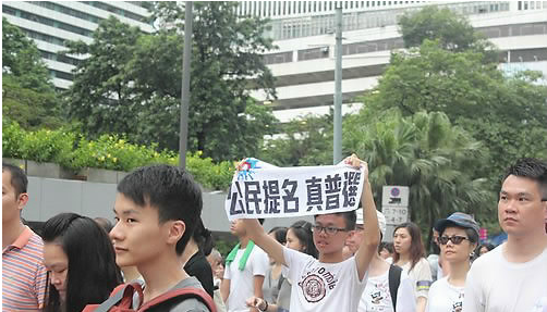 홍콩의 주권이 영국에서 중국으로 반환된지 17주년인 1일 홍콩 시민들이 민주주의 확대를 요구하는 거리 행진을 벌였다. 행진에 참여한 한 시민이 후보 자격을 제한하지 않는 