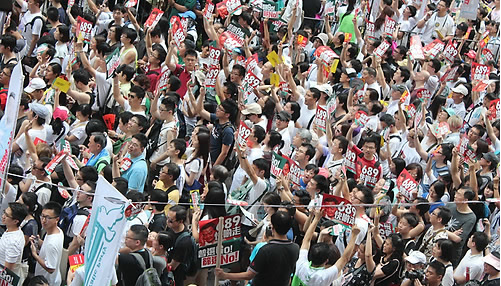 홍콩의 주권이 영국에서 중국으로 반환된지 17주년인 1일 홍콩 시민들이 민주주의 확대를 요구하는 거리 행진을 벌였다. 참가자들이 렁춘잉 홍콩 행정장관을 비판하며 구호를 외치고 있다.