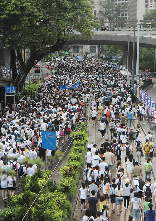 홍콩의 주권이 영국에서 중국으로 반환된지 17주년인 1일 홍콩 시민들이 민주주의 확대를 요구하는 거리 행진을 벌였다. 행진에 참여한 사람들이 홍콩의 금융중심지인 센트럴 거리를 가득 메운 모습.