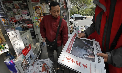 중국 독자가 지난해 1월 중국 유명 잡지인 남방주말 파업 사태 직후 신문 판매대에서 잡지를 구매하는 모습