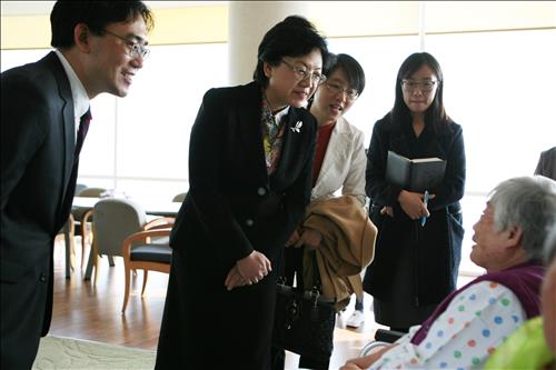 리빈 중국 보건부 장관이 지난해 보바스병원을 방문했을 당시 환자와 대화를 나누는 모습
