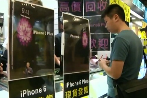 중국의 한 매장에서 아이폰6와 아이폰6플러스를 판매하고 있다. 이 매장은 애플 매장이 아니다.