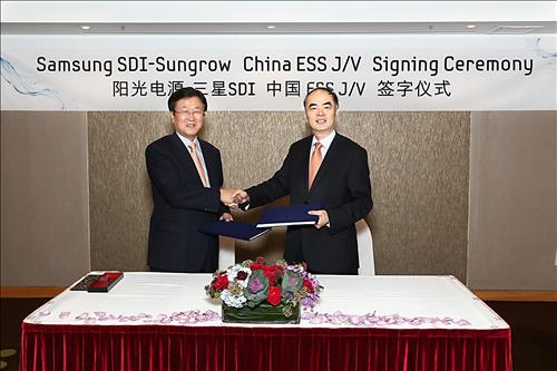 삼성SDI 박상진 사장과 중국 선그로우의 차오런시엔 사장이 중국 ESS 합자사 설립을 위한 최종계약에 서명했다.