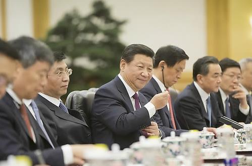 시진핑 중국 국가주석(가운데)이 12일(현지시간) 베이징의 인민대회당에서 버락 오바마 미국 대통령과 공식 양국 정상회담을 갖고 있다.