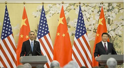 버락 오바마 미국 대통령(왼쪽)과 시진핑 중국 국가주석이 12일(현지시간) 베이징의 인민대회당에서 정상회담 결과를 설명하는 공동 기자회견을 하고 있다.